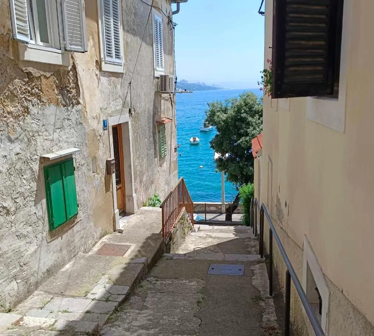Apartments Ten Steps From The Sea contacts